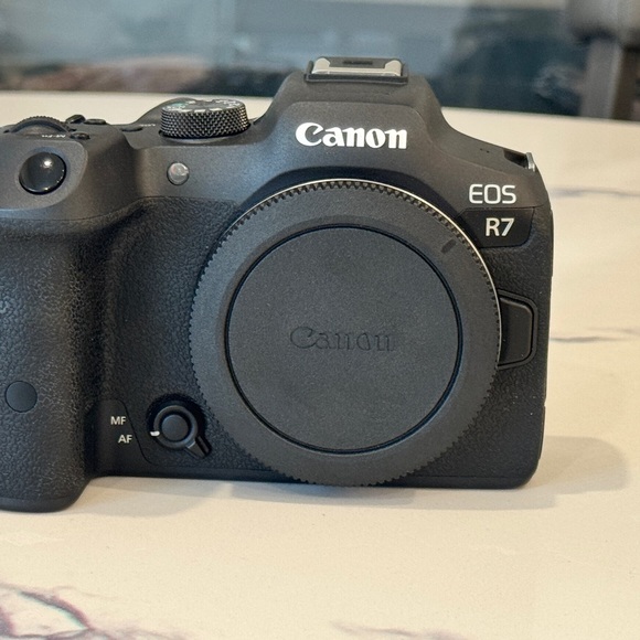 Canon Black Mirrorless Digital Camera R5 - Picture 7 of 7